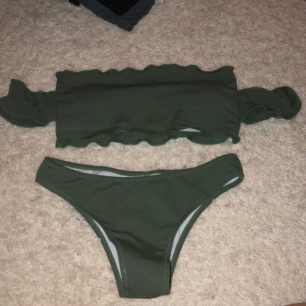 Off-the-shoulder green bikini